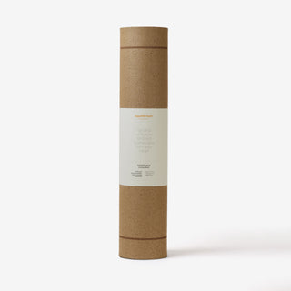 ESSENTIALS Kurk Yogamat Sugar Almond opgerold met label eromheen.