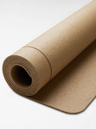 ESSENTIALS Kurk Yogamat Sugar Almond met detail van grip-structuur aan de onderkant van de yogamat