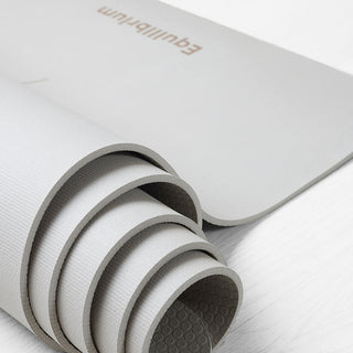 Equilibrium yogamat serenity detail opgerolde mat Sand beige