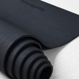 Equilibrium yogamat serenity black zwart opgerold met gripstructuur
