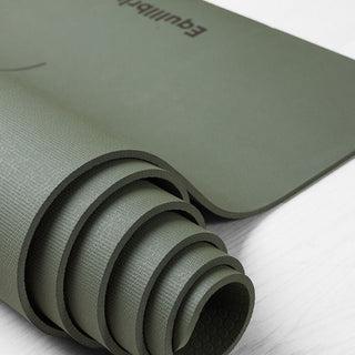 Equilibrium yogamat serenity eucalyptus groen detail opgerold.