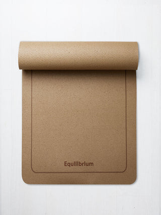 ESSENTIALS Kurk Yogamat Sugar Almond  met lijnentekening en logo detail