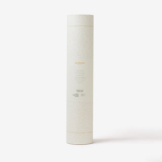 Essentials yogamat Flat White met kurk voor extra grip. Opgerold met label eromheen