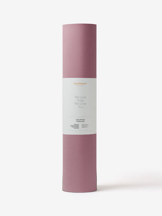 UNLIMITED yogamat oud roze opgerold met een label eromheen 