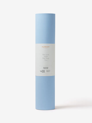 UNLIMITED yogamat lichtblauw opgerold met een label eromheen 