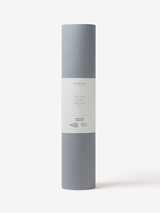 UNLIMITED yogamat licht grijs opgerold met een label eromheen 