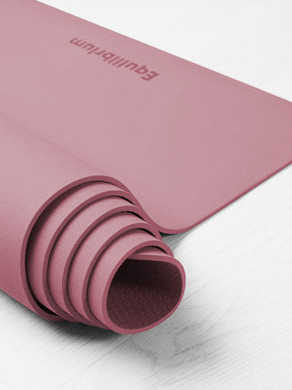 UNLIMITED yogamat oud roze opgerold met detail van het logo