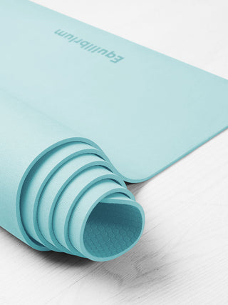 UNLIMITED yogamat groen opgerold met detail van het logo