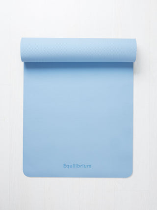 UNLIMITED yogamat lichtblauw opgerold met detail van het logo