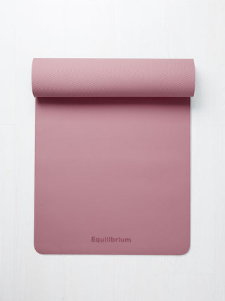 UNLIMITED yogamat oud roze opgerold met detail van het logo
