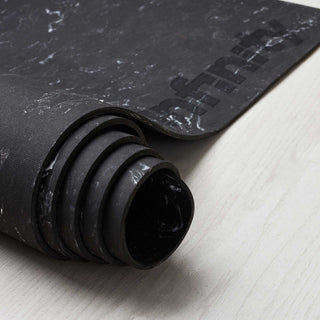 Yogamat Infinity zwart opegrold detail 