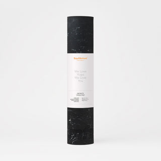 Yogamat Infinityzwart opgerold met een label eromheen 