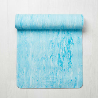 Yogamat Infinity blauw opegerold met logo detail Equilibrium Perfect Balance