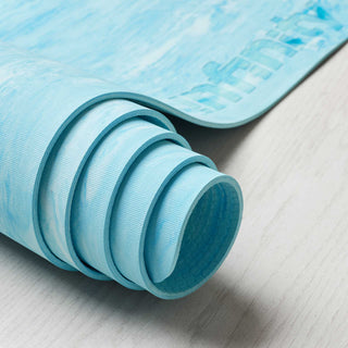 Yogamat Infinity blauw detail opgerolde yogamat