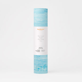 Yogamat Infinity blauw opgerold met label eromheen