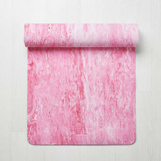 Yogamat Infinity roze gemarmerd met detail van Equilibrium Perfect Balance logo