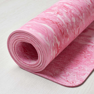 Yogamat Infinity roze met detail van de gripstructuur aan de onderkant van de yogamat