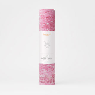 Yogamat Infinity roze gemarmerd. Opgerold met label eromheen