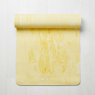 Yogamat Infinity geel met gripstructuur detail en logo