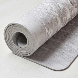 INITIA yogamat licht grijs gemarmerd close-up van relief op de onderkant voor extra grip