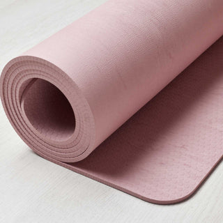 INITIA yogamat close-up van relief op de onderkant voor extra grip
