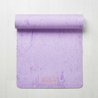INITIA yogamat met detail van logo Equilibrium Perfect Balance