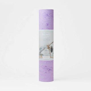 INITIA yogamat lila gemarmerd opgerold met label