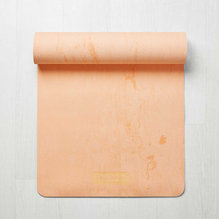 INITIA yogamat met detail van logo Equilibrium Perfect Balance