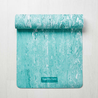 Natura Bloom yogamat groen met algenbiomassa half opegrold met logo detail. 
