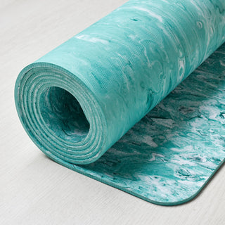 Natura Bloom yogamat groen met algenbiomassa met detail van de gripstructuur aan de onderkant van de yogamat