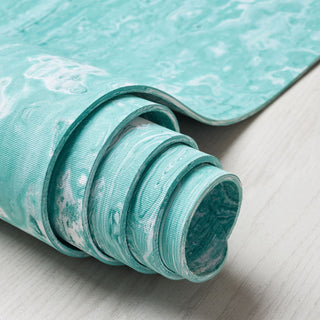 Natura Bloom yogamat groen met algenbiomassa close-up opgerolde mat