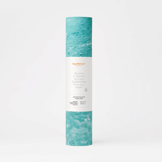 Natura Bloom yogamat groen met algenbiomassa. Opgerold met een band eromheen.