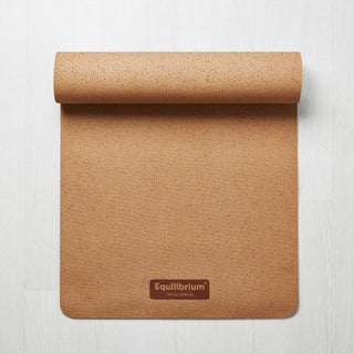 Natura Cork yogamat van kurk voor extra grip half opgerold met logo detail