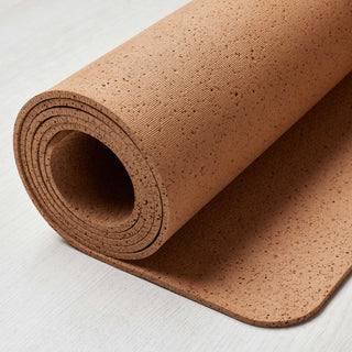 Natura Cork yogamat van kurk voor extra grip met detail van de gripstructuur voor extra grip aan de onderkant van de mat