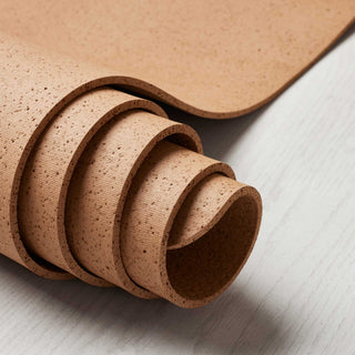 Natura Cork yogamat van kurk voor extra grip detail van een opgerolde mat