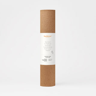 Natura Cork yogamat van kurk voor extra grip. Opgerold met label eromheen