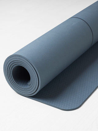 SERENITY yogamat close-up opgerolde mat