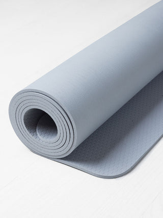 UNLIMITED yogamat licht grijs detail met grip structuur van de onderkant voor extra grip