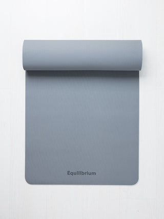 UNLIMITED yogamat licht grijs half uitgerold
